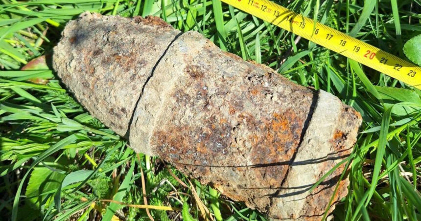 proiectil exploziv descoperit de un barbat in timp ce sapa in curte la botosani 69f485e6b3d98