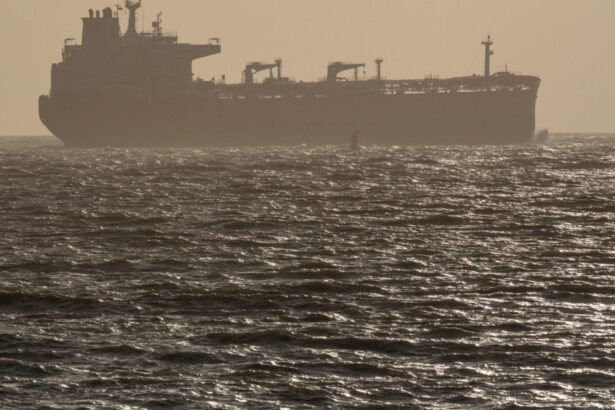 sua au imobilizat doua petroliere care incercau sa intre intr un port iranian un avion a tras in cosurile lor de fum 69fe1f44ee671