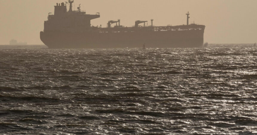 sua au imobilizat doua petroliere care incercau sa intre intr un port iranian un avion a tras in cosurile lor de fum 69fe1f44ee671