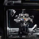 un robot japonez a stabilit un nou record mondial a rezolvat cubul rubik cat ai clipi video 69f4228540512