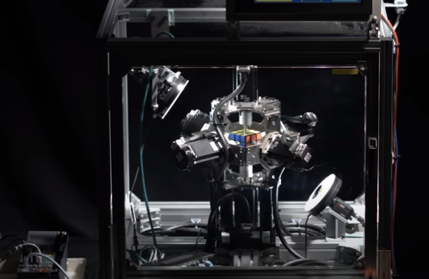 un robot japonez a stabilit un nou record mondial a rezolvat cubul rubik cat ai clipi video 69f4228540512