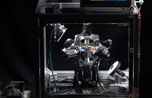 un robot japonez a stabilit un nou record mondial a rezolvat cubul rubik cat ai clipi video 69f4228540512