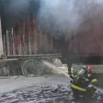 un tir incarcat cu 2 tone de hartie a luat foc pe dn 7 pompierii au stins flacarile dar cabina camionului si hartia au ars complet 69f7766b55200