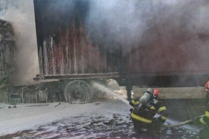 un tir incarcat cu 2 tone de hartie a luat foc pe dn 7 pompierii au stins flacarile dar cabina camionului si hartia au ars complet 69f7766b55200