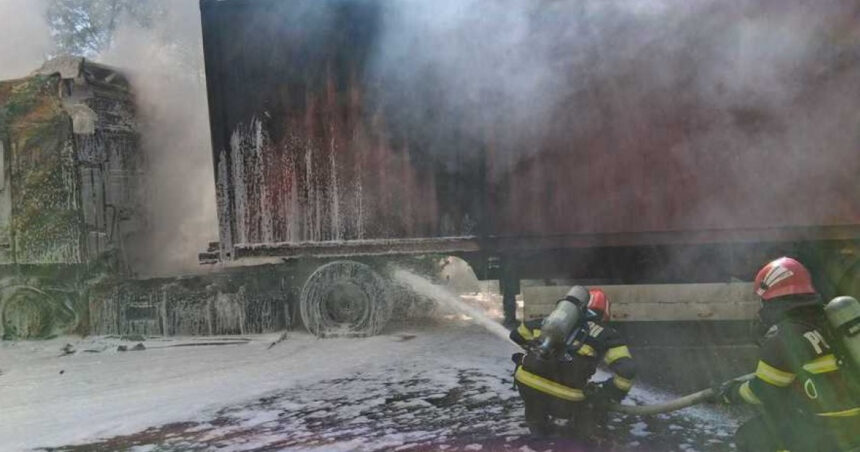 un tir incarcat cu 2 tone de hartie a luat foc pe dn 7 pompierii au stins flacarile dar cabina camionului si hartia au ars complet 69f7766b55200