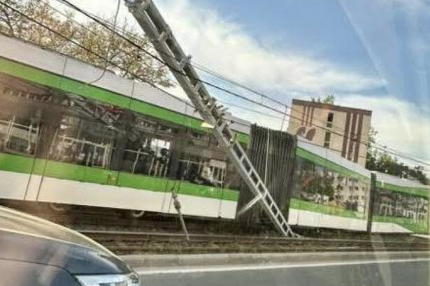un tramvai a deraiat pe strada valea cascadelor din capitala patru persoane au fost duse la spital 69fcbfc1a7fa1