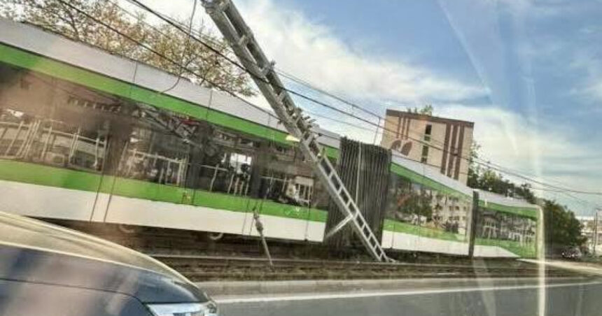un tramvai a deraiat pe strada valea cascadelor din capitala patru persoane au fost duse la spital 69fcbfc1a7fa1