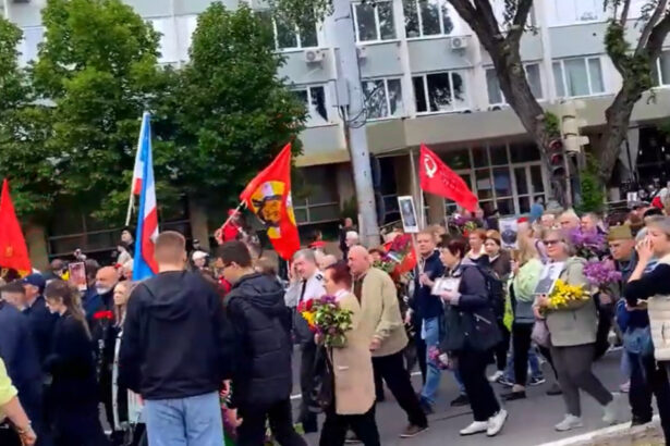 video 9 mai la chisinau mars al prorusilor cu simboluri interzise si muzica sovietica in timp ce guvernul sarbatoreste ziua europei 69ff1fe9dafa5