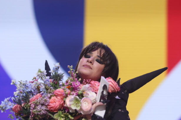 video alexandra capitanescu primele declaratii la intoarcerea acasa artista a fost intampinata cu aplauze la aeroport 6a09dd5983f0e