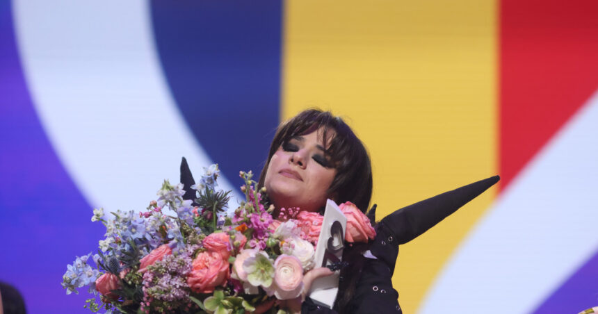 video alexandra capitanescu primele declaratii la intoarcerea acasa artista a fost intampinata cu aplauze la aeroport 6a09dd5983f0e