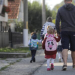 video alocatia pentru copii ar putea fi impartita in doua suma totata va fi mai mare dar este conditionata de prezenta la scoala 69f8494658b32