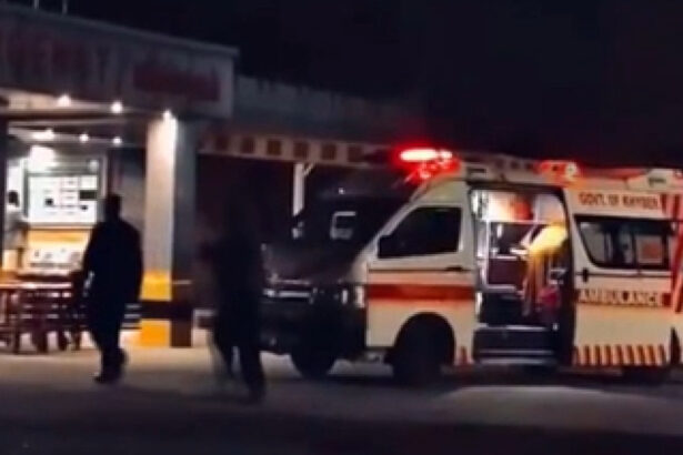 video atac sinucigas in pakistan cel putin 15 politisti au fost ucisi in urma unei explozii la un post de securitate din nord vestul tarii 6a006a3bb7f33