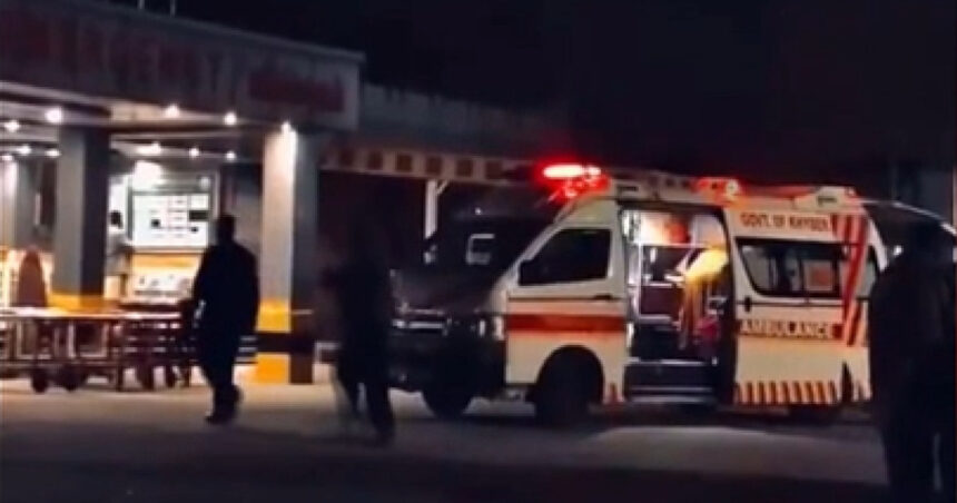 video atac sinucigas in pakistan cel putin 15 politisti au fost ucisi in urma unei explozii la un post de securitate din nord vestul tarii 6a006a3bb7f33