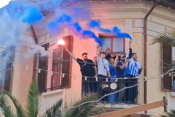 video atmosfera incendiara la craiova inaintea finalei de campionat mii de suporteri au blocat centrul orasului 6a09fcd1b6c03