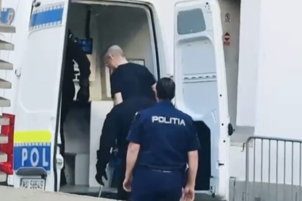 video cu cei doi procurori constanteni dupa ce au fost arestati 6a073bc05703c