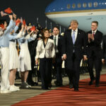 video donald trump a ajuns la beijing unde ii va cere lui xi jinping sa deschida china 6a048569289e8