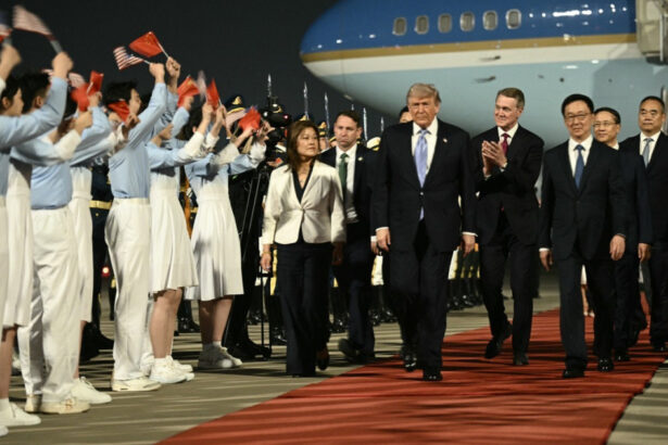 video donald trump a ajuns la beijing unde ii va cere lui xi jinping sa deschida china 6a048569289e8