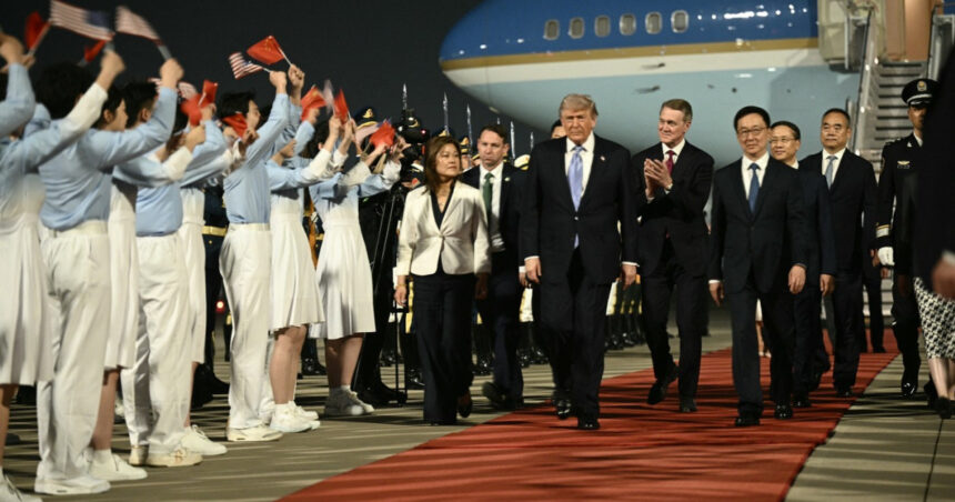 video donald trump a ajuns la beijing unde ii va cere lui xi jinping sa deschida china 6a048569289e8