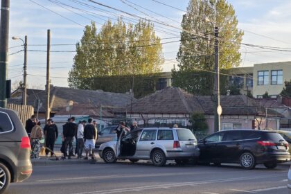 video foto accident rutier intre doua masini pe i c bratianu o persoana a fost ranita 69f8cde9b067b
