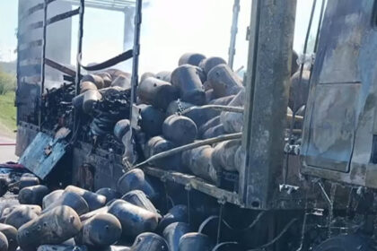 video imagini cu un tir incarcat cu butelii goale care a luat foc pe dn6 incendiul a fost lichidat 69f780f3e9edc