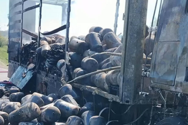video imagini cu un tir incarcat cu butelii goale care a luat foc pe dn6 incendiul a fost lichidat 69f780f3e9edc