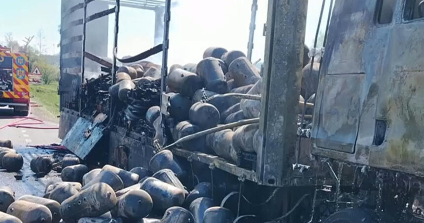 video imagini cu un tir incarcat cu butelii goale care a luat foc pe dn6 incendiul a fost lichidat 69f780f3e9edc