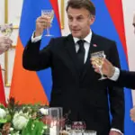 video imagini virale emmanuel macron a cantat live acompaniat de premierul armean la tobe cea mai cunoscut piesa a lui aznavour 69f9cf37ec966