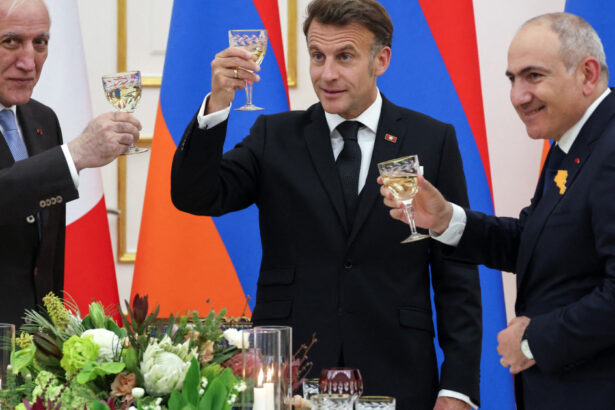 video imagini virale emmanuel macron a cantat live acompaniat de premierul armean la tobe cea mai cunoscut piesa a lui aznavour 69f9cf37ec966