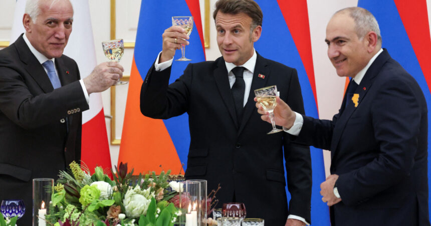video imagini virale emmanuel macron a cantat live acompaniat de premierul armean la tobe cea mai cunoscut piesa a lui aznavour 69f9cf37ec966