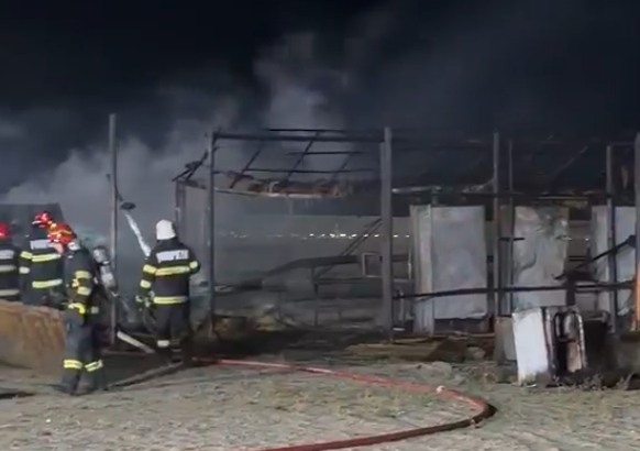 video incendiu la beach barul argo din mamaia constructia a fost cuprinsa complet de flacari 6a0ce7416b5ea