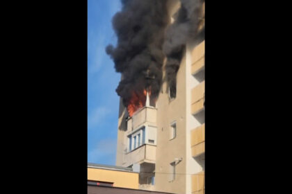 video incendiu puternic intr un bloc din arad zeci de persoane s au autoevacuat dupa ce un apartament a luat foc 6a0c1dc08b119