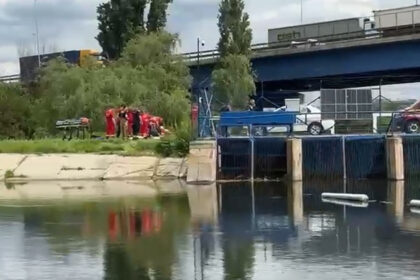 video interventie pentru salvarea a doi copii cazuti intr un lac din chitila au fost scosi din apa si sunt transportati la spital 6a05bb2a63d16