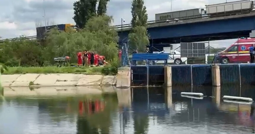 video interventie pentru salvarea a doi copii cazuti intr un lac din chitila au fost scosi din apa si sunt transportati la spital 6a05bb2a63d16