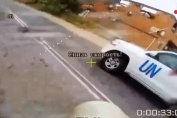 video momentul in care rusii au luat la tinta un vehicul al onu apoi au publicat imaginile si au documentat propria crima de razboi 6a0783f54acc7