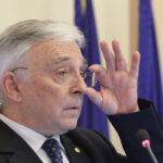 video mugur isarescu respinge acuzatiile privind un curs euro tinut artificial daca vindeam masiv valuta cum mai cresteau rezervele 6a0c3a2db8f61