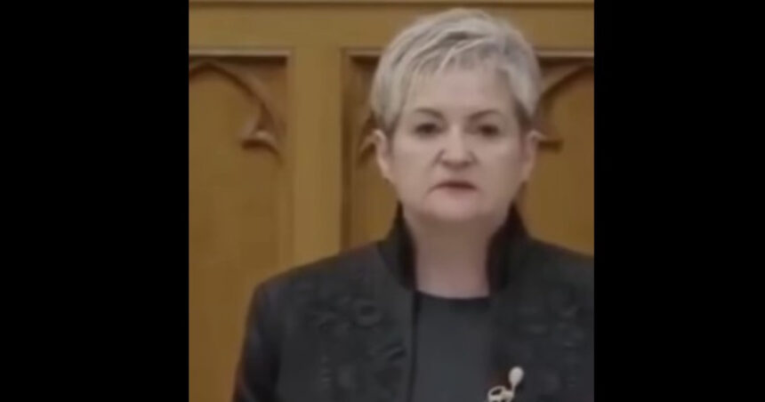 video o deputata a depus juramantul in limba romana in parlamentul de la budapesta lider udmr cum s ar umfla in pene sovinii la noi 6a009851b8491