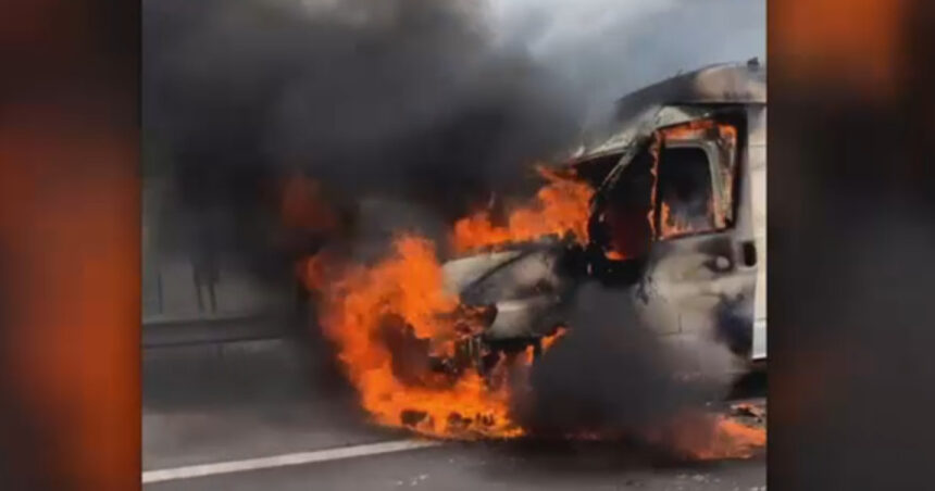video o duba a luat foc in mers pe autostrada a1 sensul spre pitesti circulatia a fost blocata zeci de minute 69f6410c1f93a