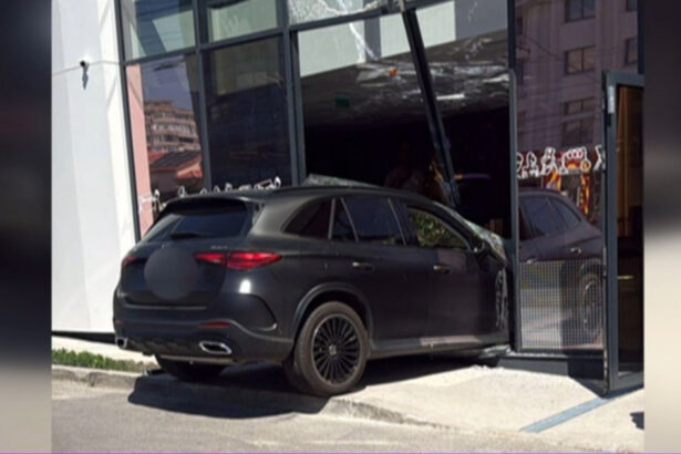 video o soferita de 71 de ani din galati a intrat cu masina intr un bancomat si a accidentat o femeie 6a084cc13d109