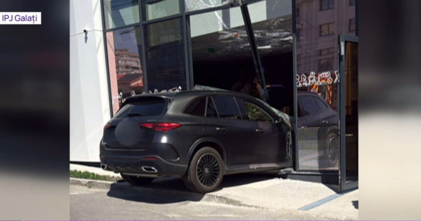video o soferita de 71 de ani din galati a intrat cu masina intr un bancomat si a accidentat o femeie 6a084cc13d109