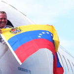 video prima cursa comerciala directa sua venezuela dupa 7 ani a aterizat la caracas cu o delegatie a casei albe la bord 69f477a67aae0