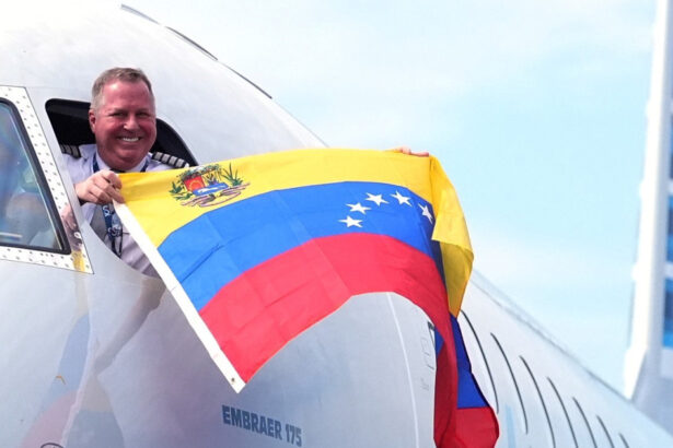 video prima cursa comerciala directa sua venezuela dupa 7 ani a aterizat la caracas cu o delegatie a casei albe la bord 69f477a67aae0