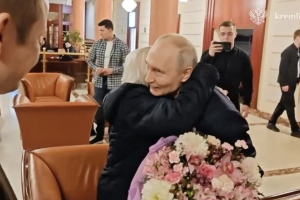 video putin si a scos fosta diriginta la cina a venit la volanul unui suv aurus sa o ia de la hotel 6a030a0012609