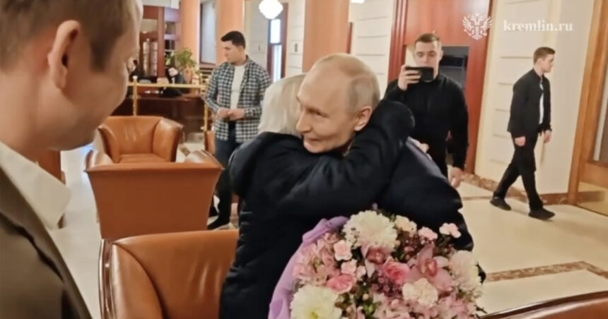 video putin si a scos fosta diriginta la cina a venit la volanul unui suv aurus sa o ia de la hotel 6a030a0012609