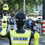 video roboti umanoizi folositi pentru dirijarea traficului in china 69f86c26aac6b
