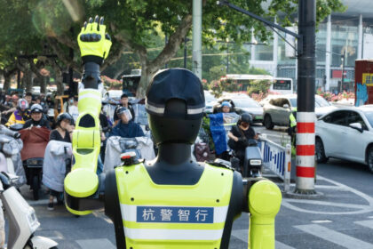 video roboti umanoizi folositi pentru dirijarea traficului in china 69f86c26aac6b