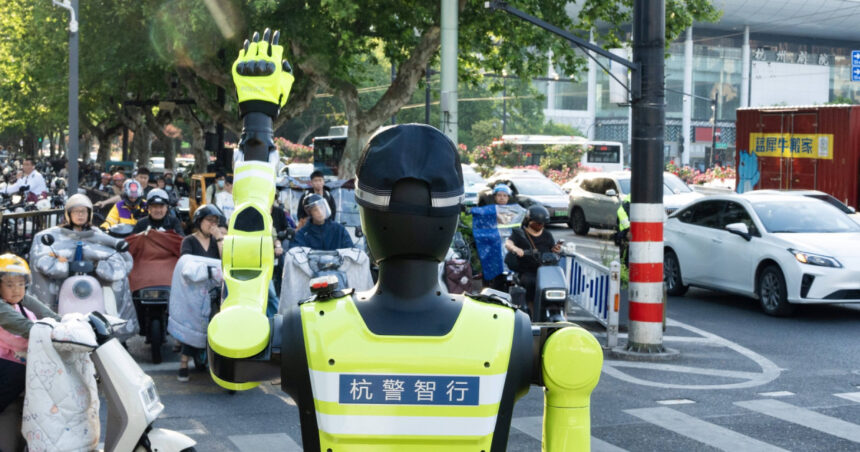 video roboti umanoizi folositi pentru dirijarea traficului in china 69f86c26aac6b