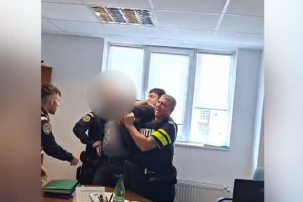 video scandal intre actualul si fostul director al garzii forestiere din bucuresti politia i a pus catuse fostului sef al institutiei 69fae1e5e7d10