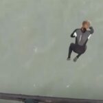 video un barbat a sarit din elicopter fara parasuta distanta impresionanta de la care s a aruncat in mare 69f4228c66f13