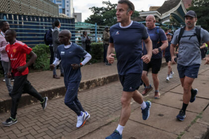 videofoto macron alergare matinala pe strazile din nairobi impreuna cu dublul campion olimpic kipchoge inaintea summitului africa forward 6a01d4c0a5065