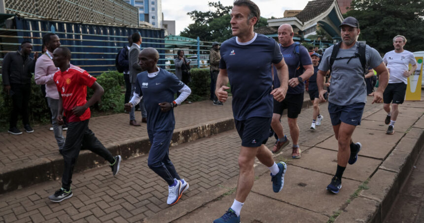 videofoto macron alergare matinala pe strazile din nairobi impreuna cu dublul campion olimpic kipchoge inaintea summitului africa forward 6a01d4c0a5065